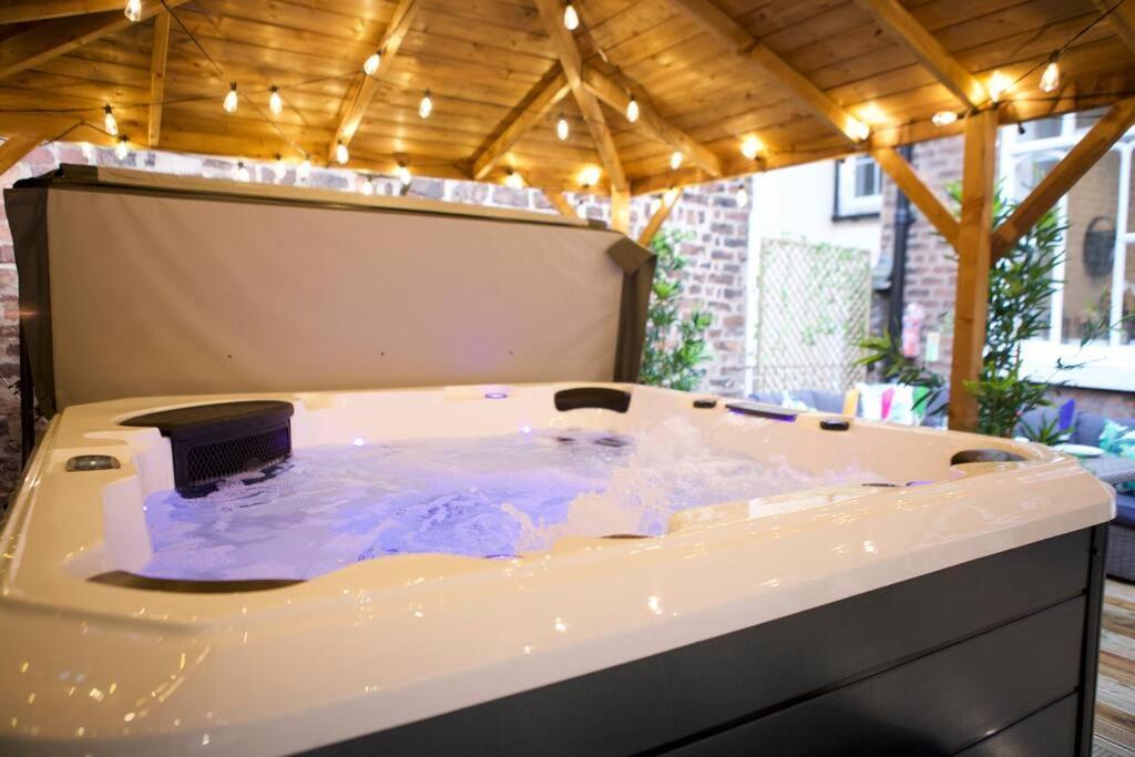 Romance On The Rows - Hot Tub City Centre Честер Экстерьер фото