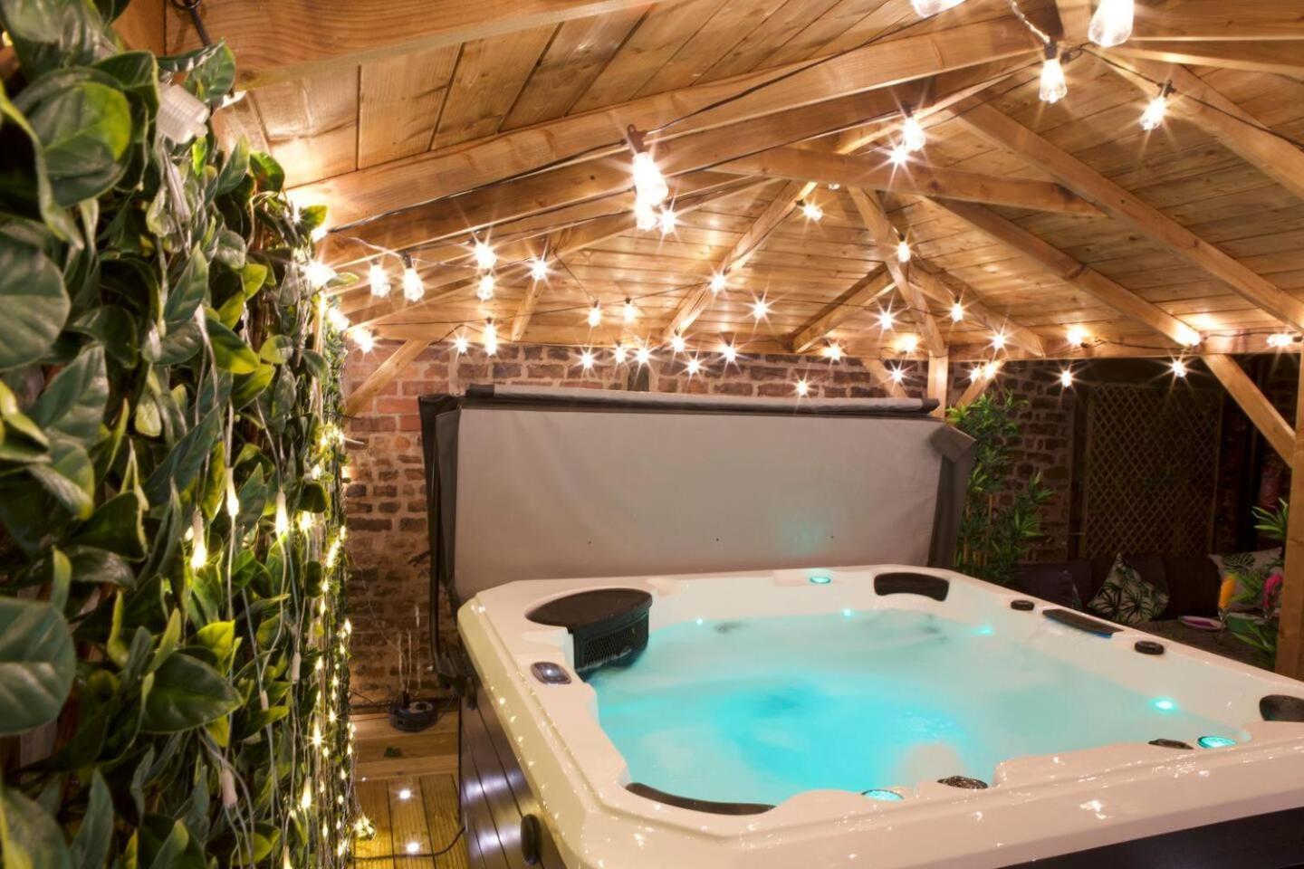Romance On The Rows - Hot Tub City Centre Честер Экстерьер фото