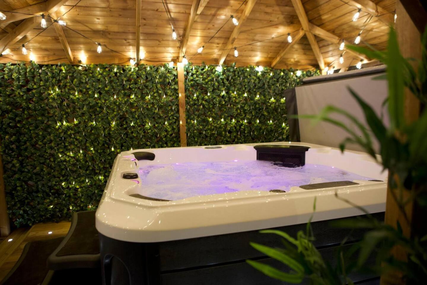 Romance On The Rows - Hot Tub City Centre Честер Экстерьер фото